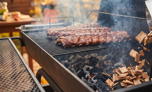 Camerons All Natural Apple Wood Chips for Smoker - 260 Cu. In. Bag, Approx 2 Pounds- Kiln Dried Coarse Cut BBQ Grill Wood Chips for Smoking Meats - Barbecue Smoker Accessories - Grilling Gifts for Men