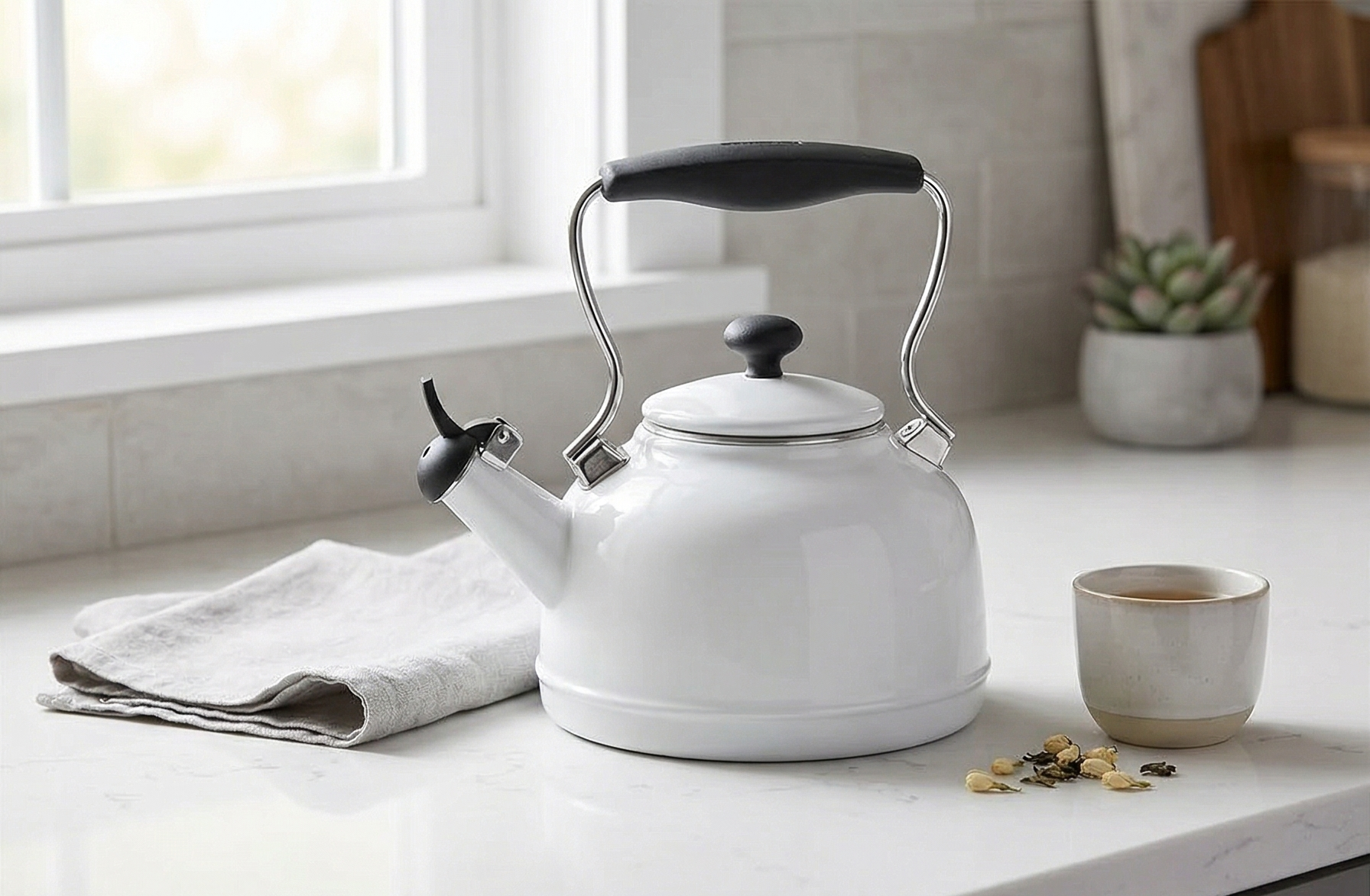 Chantal Tea Kettle, Vintage Series, Enamel on Steel, Whistling (White)